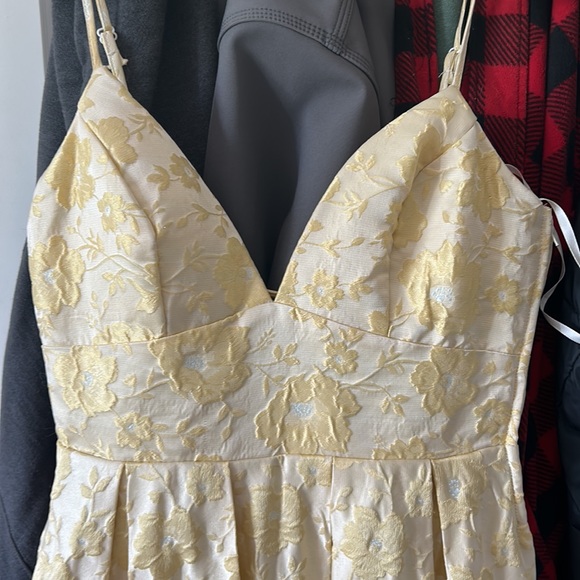 Gorgeous yellow flower print prom dress! Size 3! - Picture 2 of 4